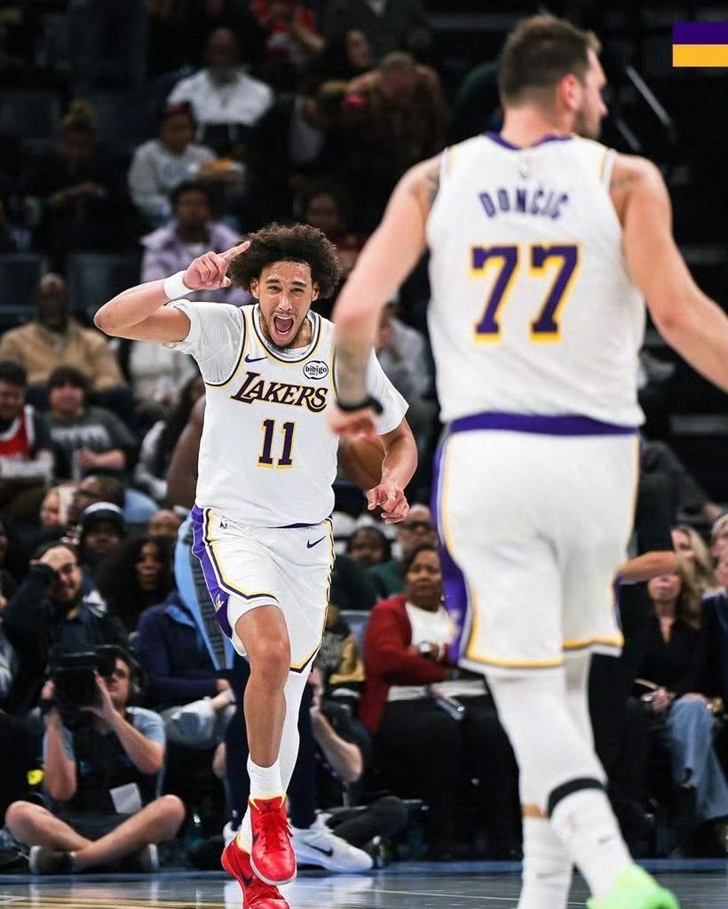 湖人胜热火！听说你进攻联盟第2？今天的湖火大战可谓精彩，两队上半场进攻节奏奇快