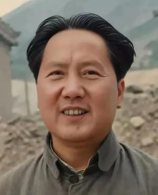 这是毛主席在延安的真实照片，乌黑的头发，宽阔的额头。照片中，他英姿勃发，棱角