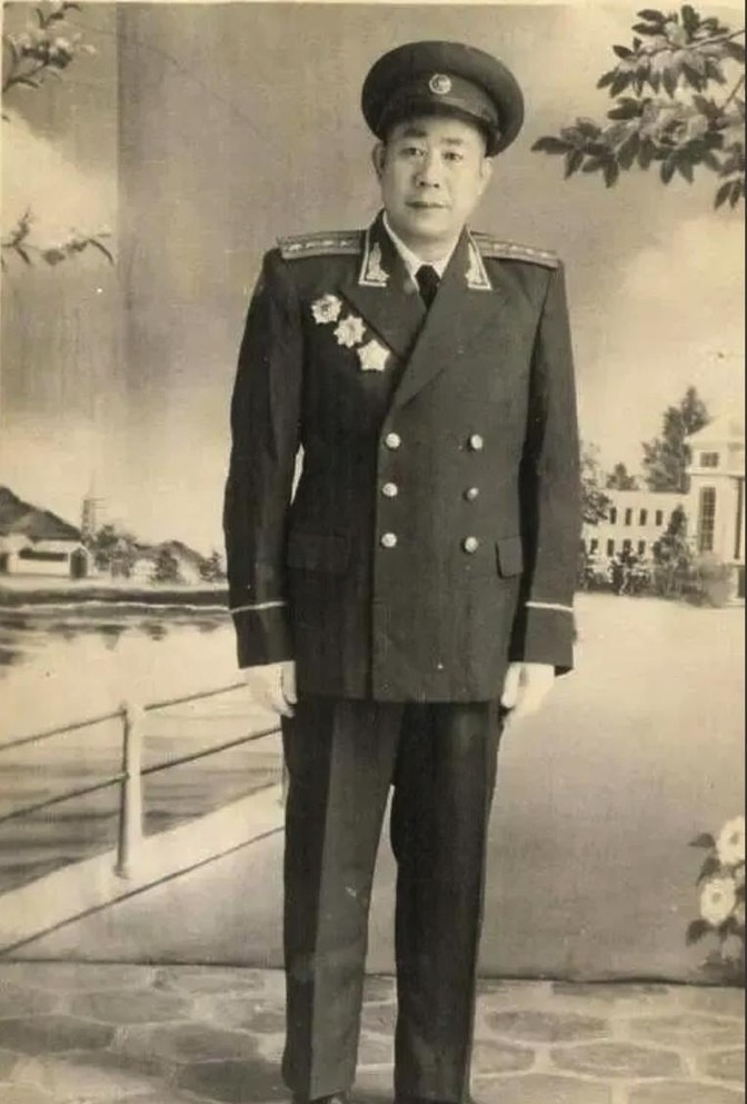 1950年，27军94师副政委杨家华，带300名士兵抢了军火库。副司令员勃然大怒