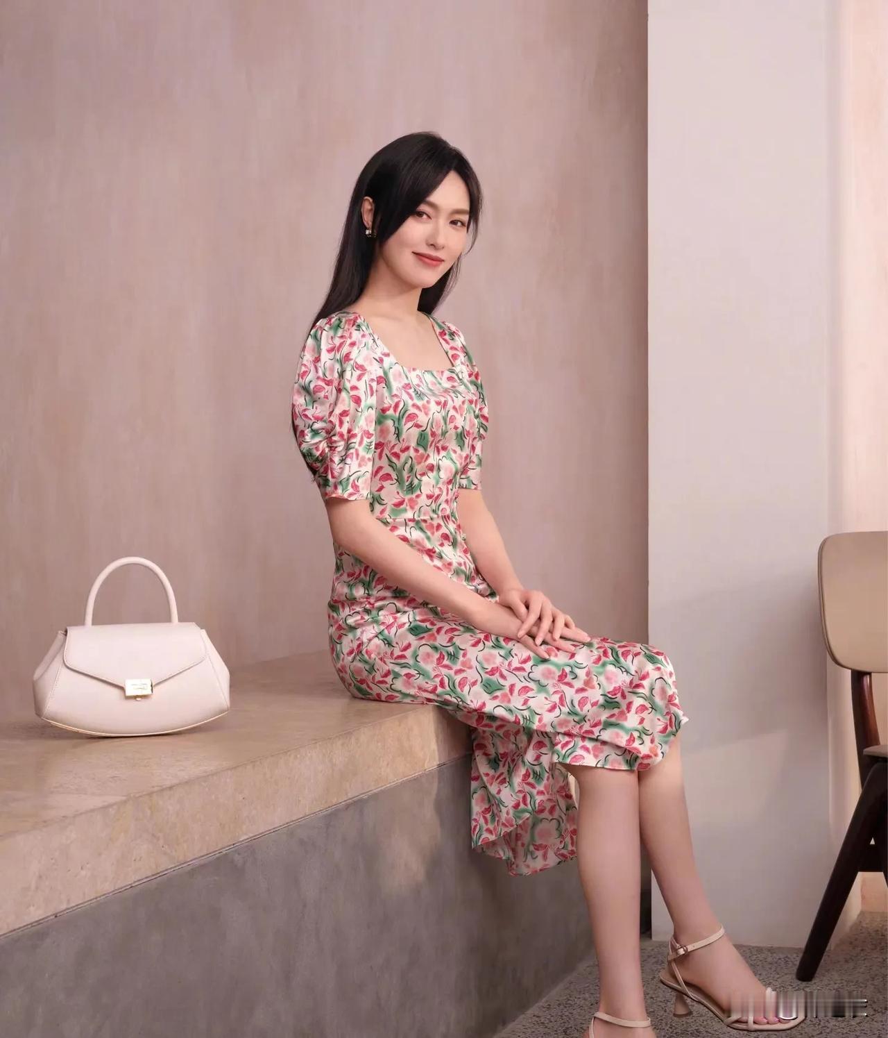 我看好多人都在说；唐嫣的年纪大了，状态疲惫感很强，但是她居然还在演仙侠剧，真的是