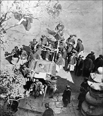 1894年，慈禧太后不顾光绪苦苦哀求，执意扒掉了珍妃的裤子，在大庭广众之下狠狠地