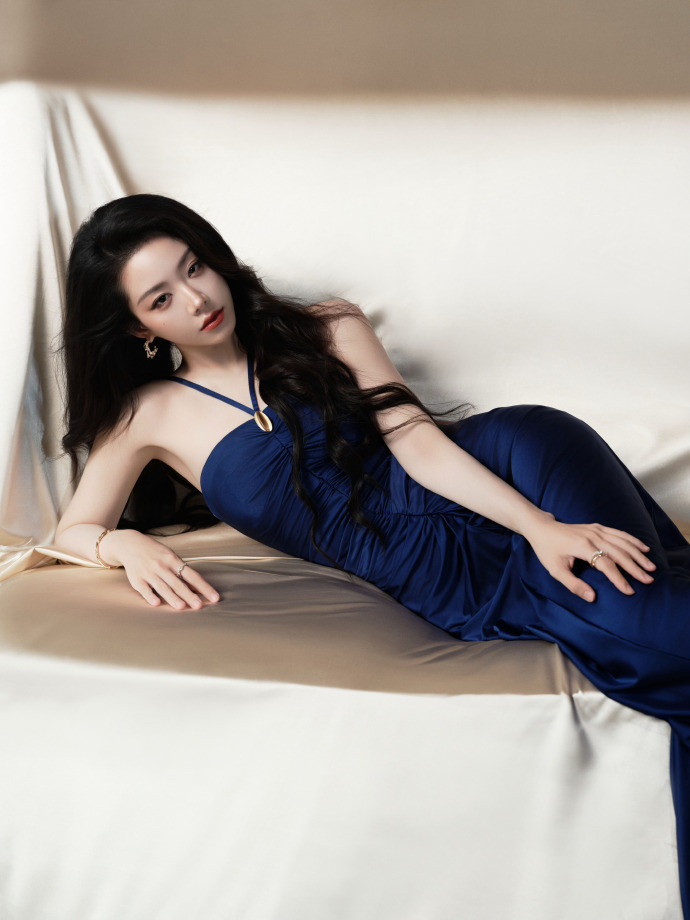 喻言北影节红毯光影之下，优雅自成✨一袭深蓝礼裙亮相北影节红毯，肩颈线条优越，气