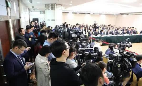 伊朗和美国这仗打下来，最让人意外的不是伊朗扛住了，而是全世界突然发现，那个平时嚷