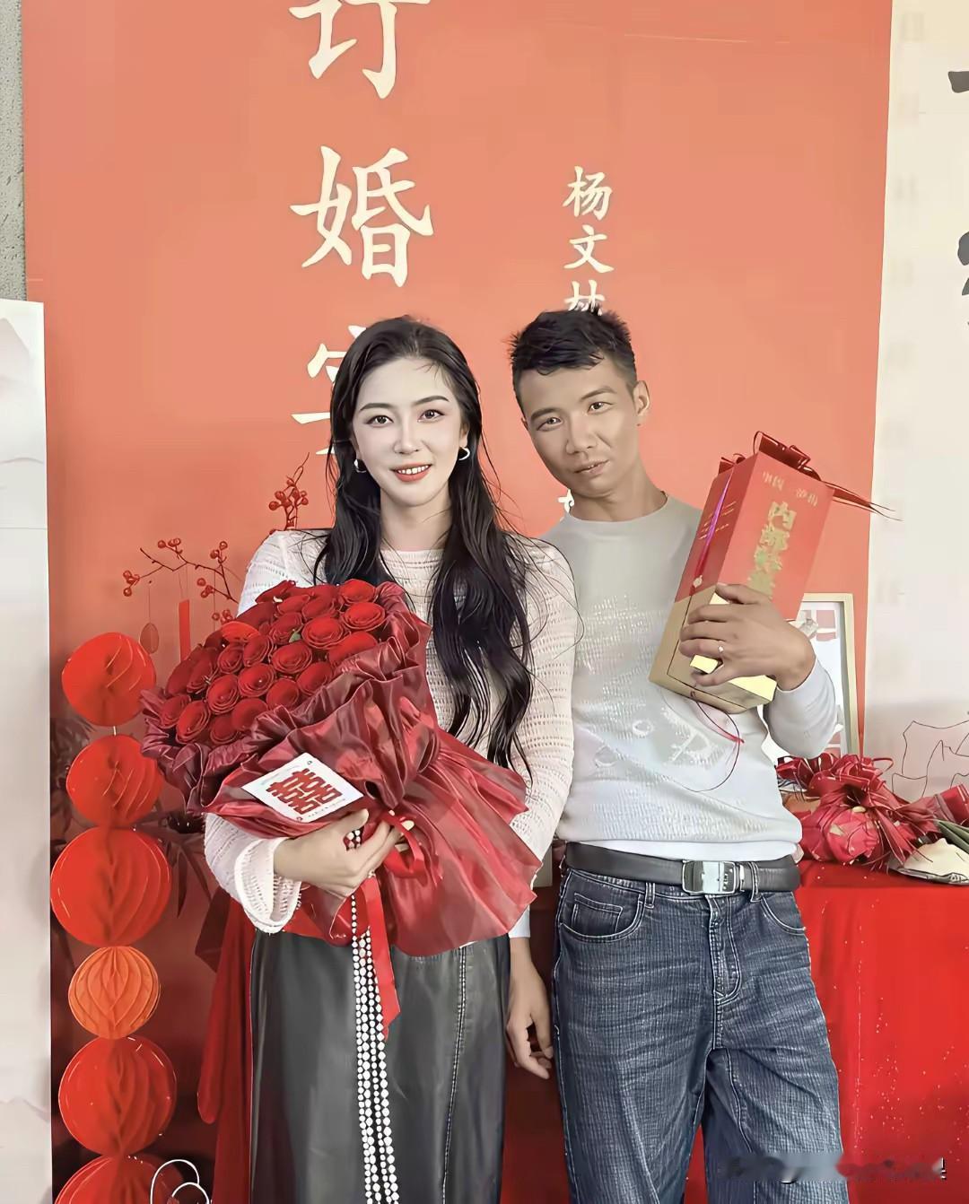 不怪大叔一脸幸福，小姐姐确实美若天仙！