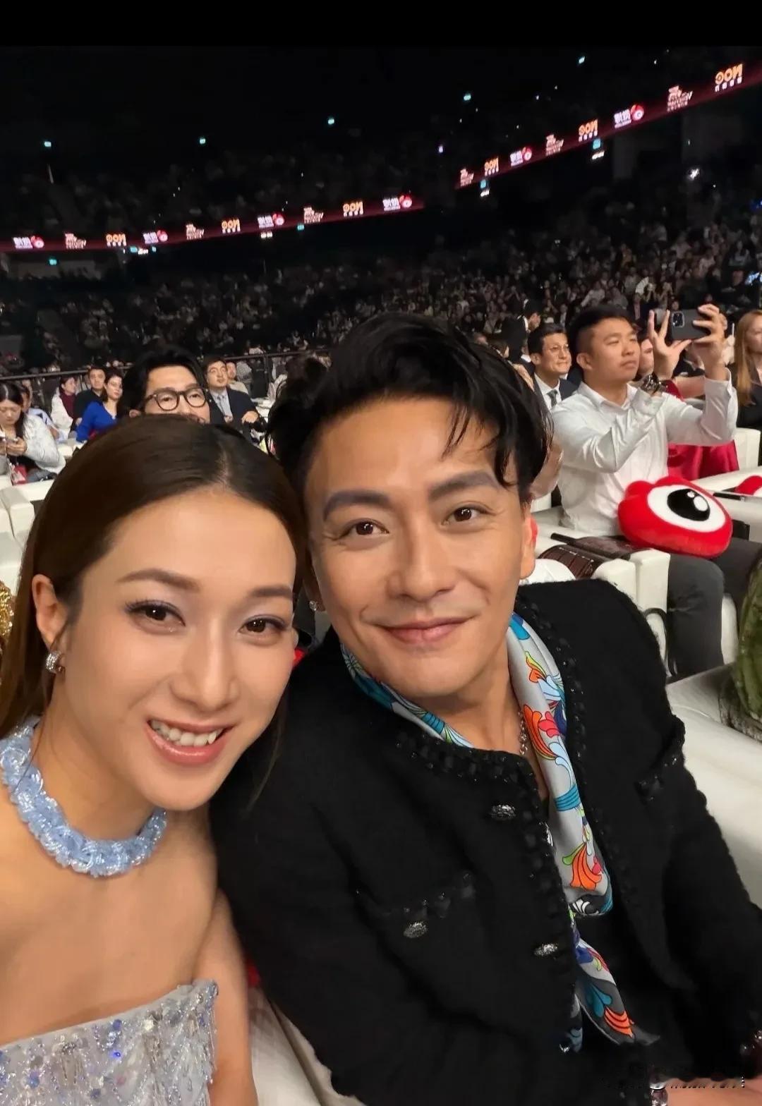 港星钟嘉欣和黄宗泽在活动“澳门微博文化交流之夜”同框，感觉港星确实是会保养，一个