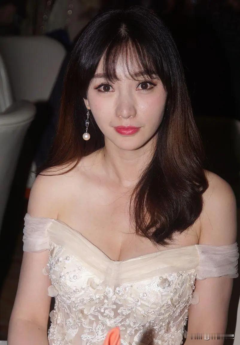 主持人问柳岩:“你想不想结婚生子？”柳岩一脸愁容地说:“我现在都45岁了，我就很