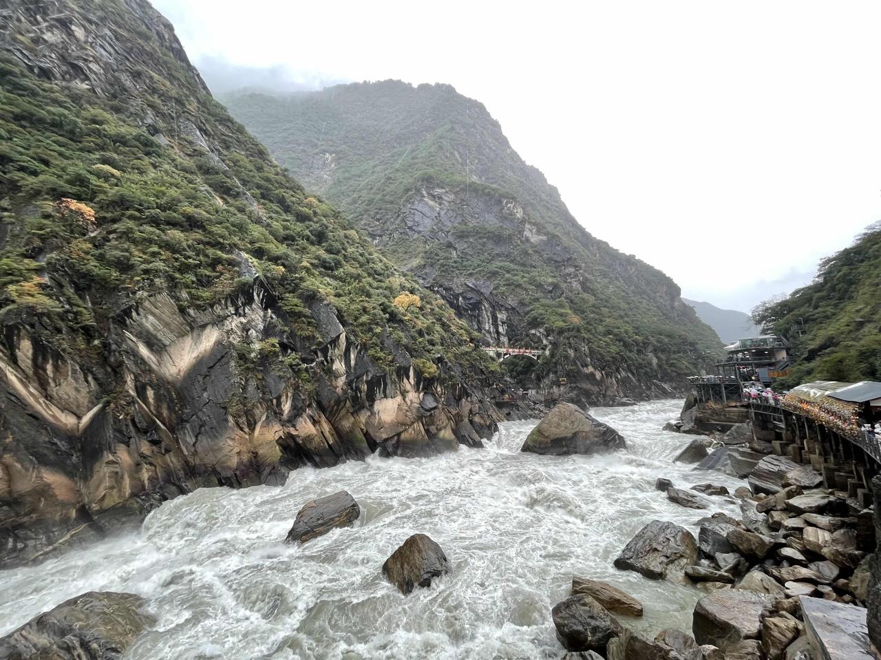 金沙江、澜沧江和怒江在云南省并行流淌达170多公里，形成了三江并流的自然奇观。