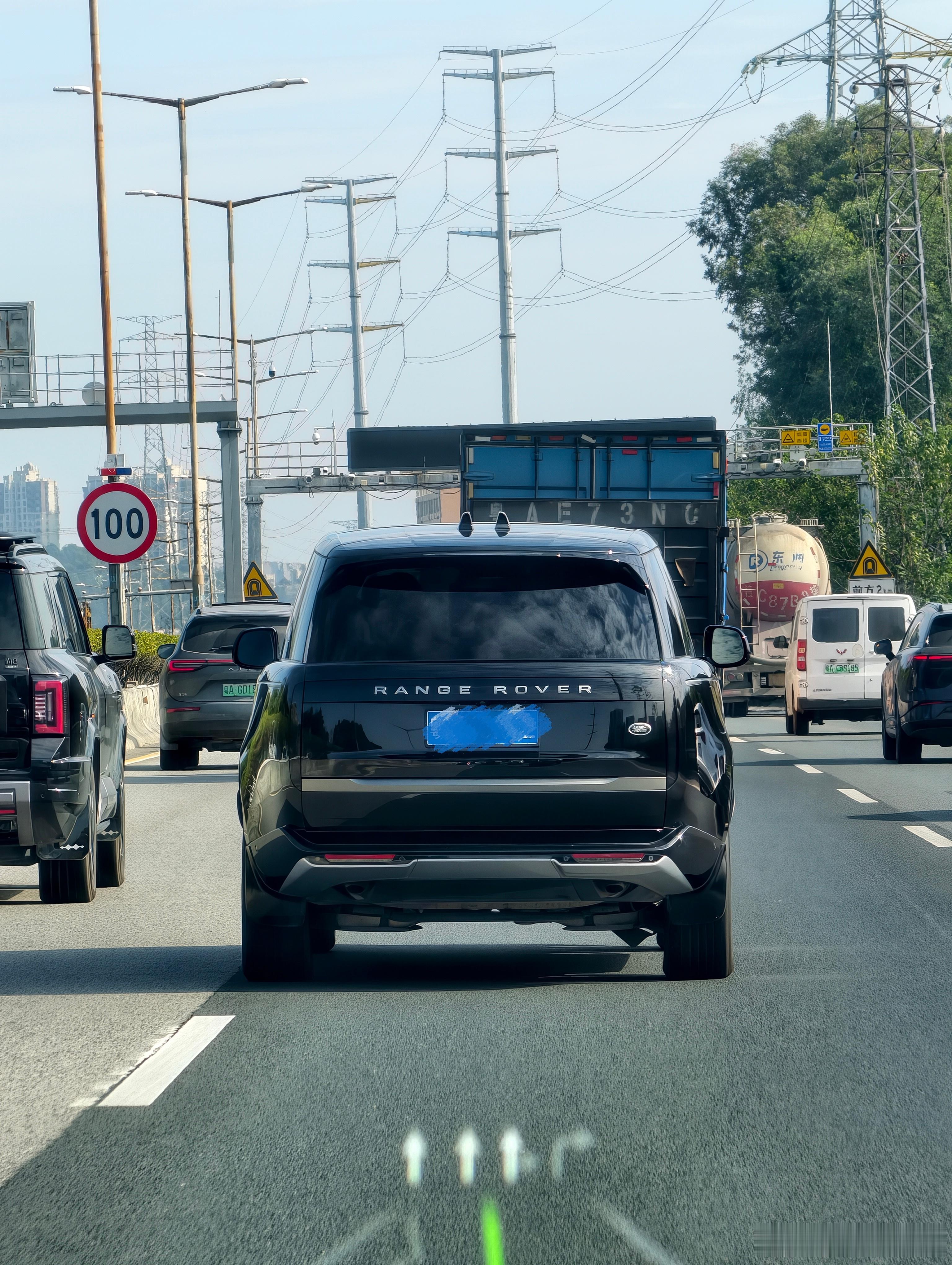 平心而论，我并不喜欢新揽胜的屁股，即使已经看了这么多年了，还是觉得太圆融小气。还