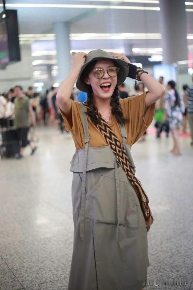 李金铭断更半年居然是怀孕了，预产期是三月份，她曾经陷入知三当三的风波，如今不知道