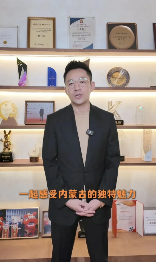 果真，回北京的汪小菲精神抖擞！背头儿一弄，穿上西服，总裁范儿十足！汪小菲在自己办