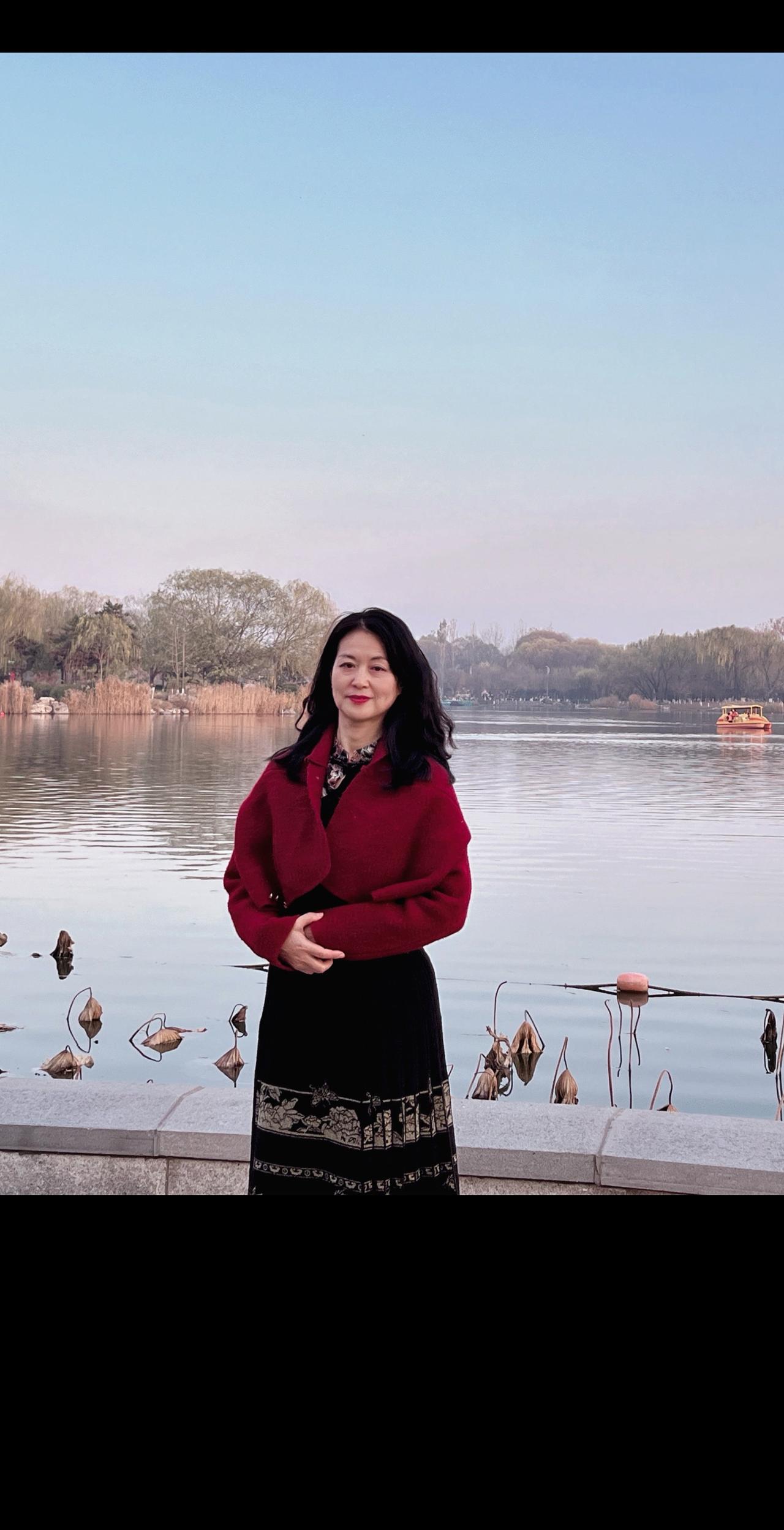 一晃半生已过，再回首，美丽的芳华已经逝去，但梦想仍然熠熠生辉。再回首时，才发现那