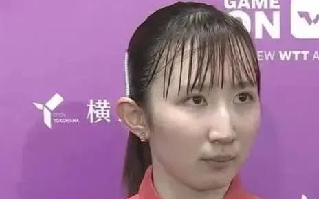 瑞典那场比赛，俩裁判被除名了。早田希娜让教练冒充医生进场，张本智和把5分钟医疗暂