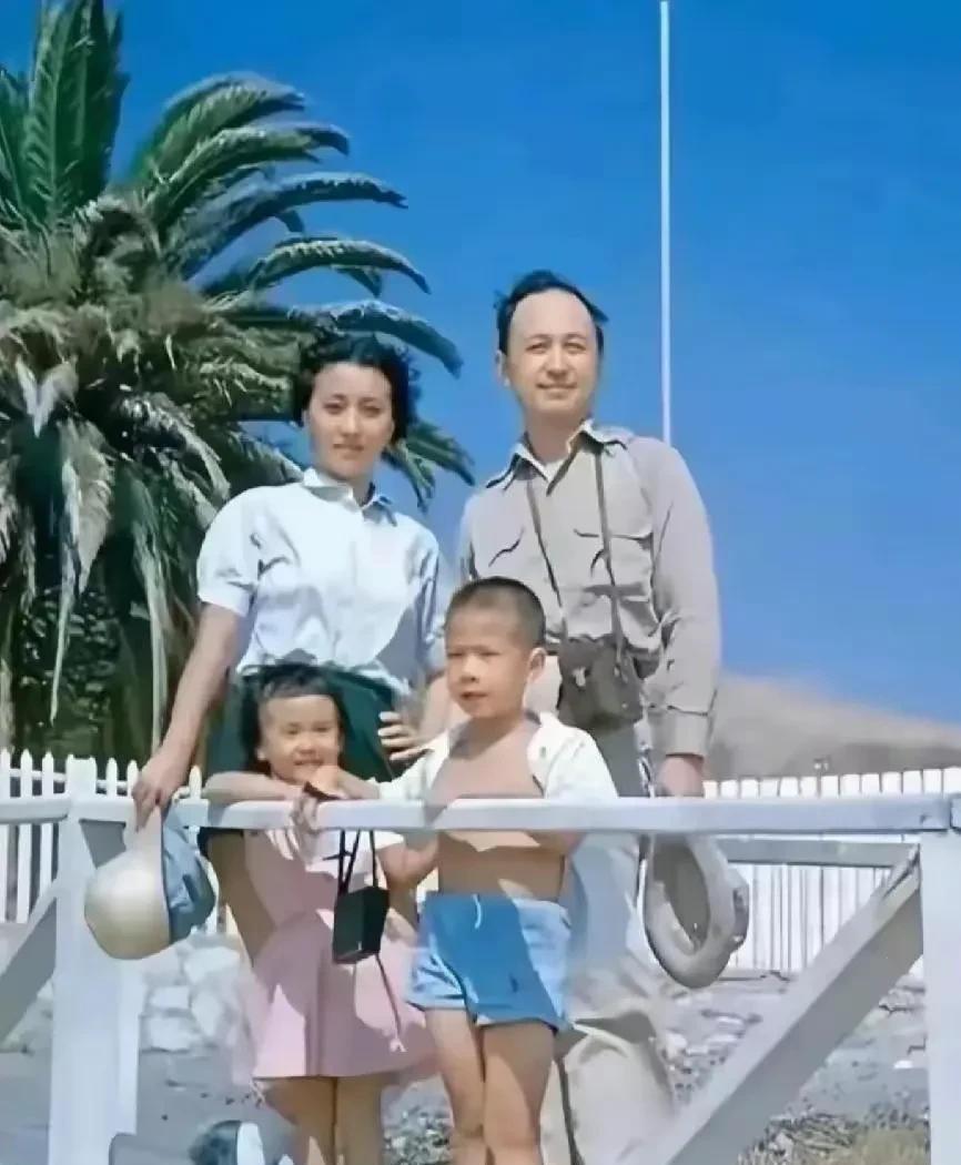 一家四口，其乐融融，每当看到这些老照片的时候，都会为钱老的精神深深的折服，深深的