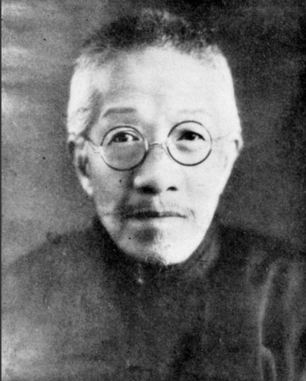 1913年，章太炎一边大骂“袁贼”，一边抡起手杖，将袁世凯总统府的器物砸得稀巴烂