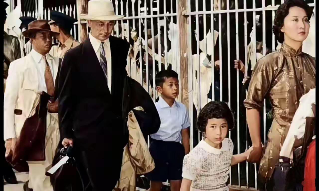 这是1955年钱学森一家归国的真实历史照片，无演员演绎，定格在罗湖桥入境瞬间。历
