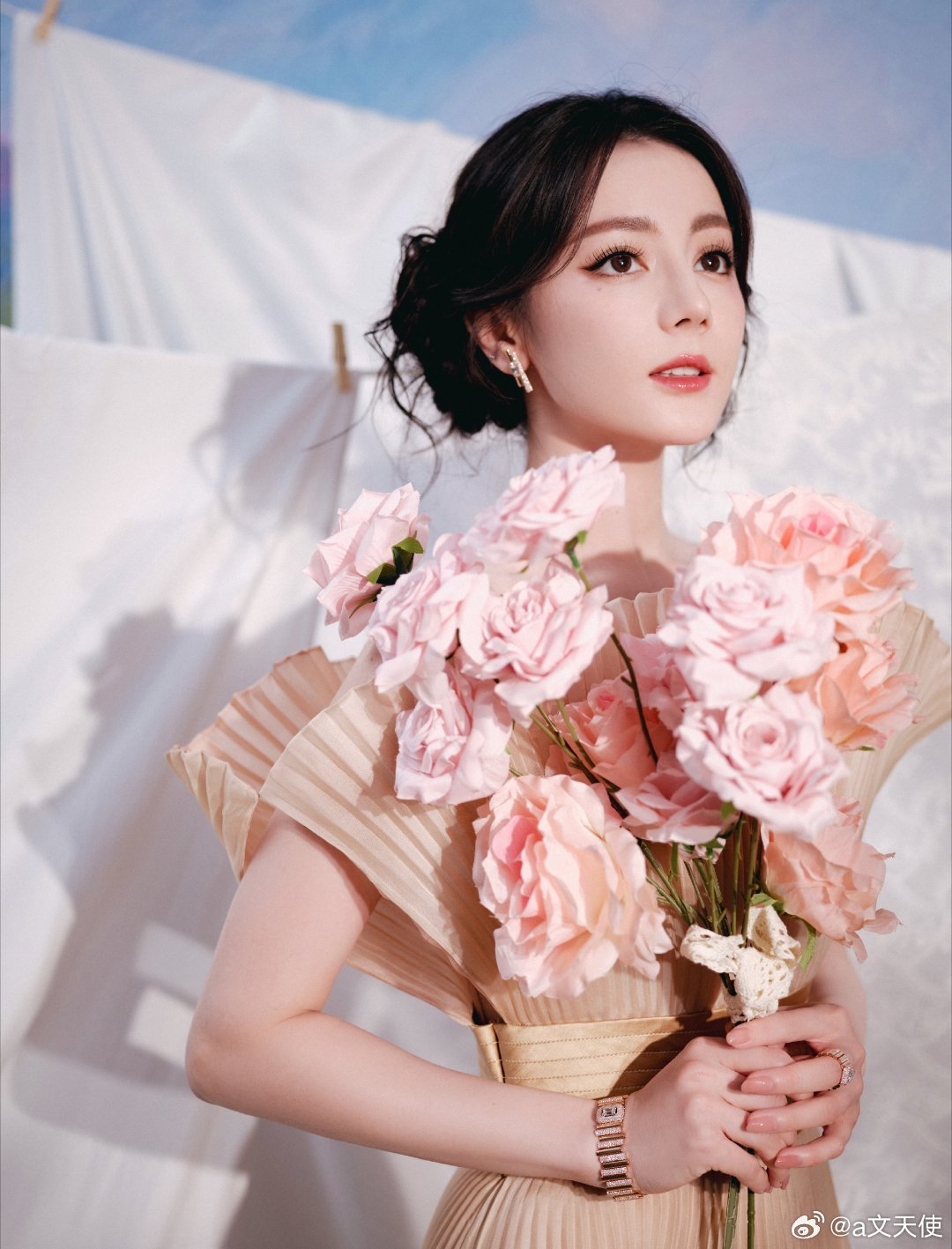 演员迪丽热巴的新妆容引发关注。化妆师王崇为其打造的“春日花神妆”凭借精致妆造与迪