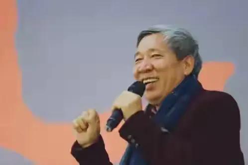 蒋方舟论文的火，烧到了导师阎连科身上，他被“暂停一年研究生招生资格”。其实大家