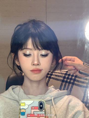 被鞠婧祎的全黑look与珠光小猫烟熏妆狠狠拿捏了！黑色衬托出她的清冷气质，烟