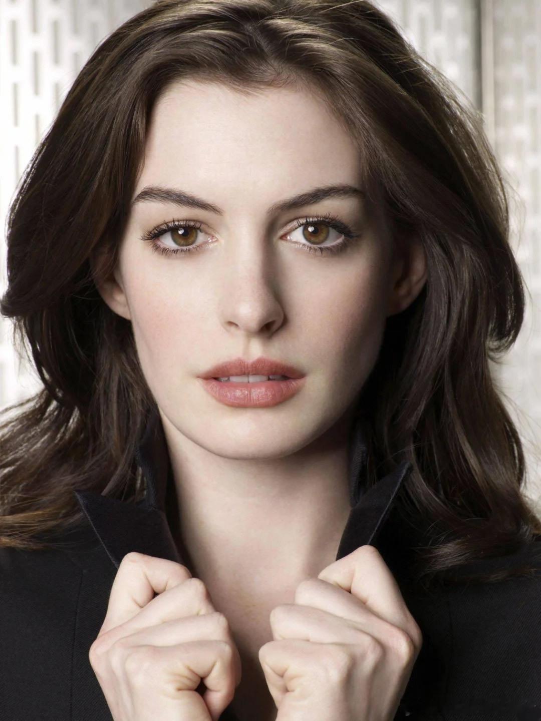 2008年26岁的安妮·海瑟薇为《糊涂侦探》拍摄的宣传照