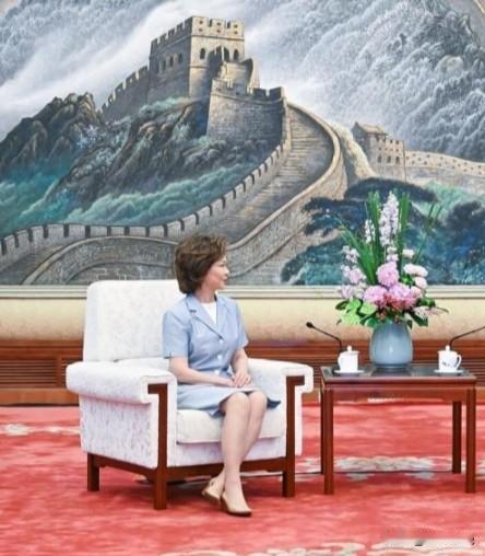 传奇华裔女性赵小兰，她出生在中国台北，8岁跟着家人移民美国，刚到的时候一句英文都