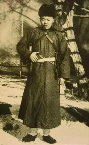 1932年，土匪张海天向鬼子投降，还特意设宴款待。然而夜深人静之时，土匪率部奋勇