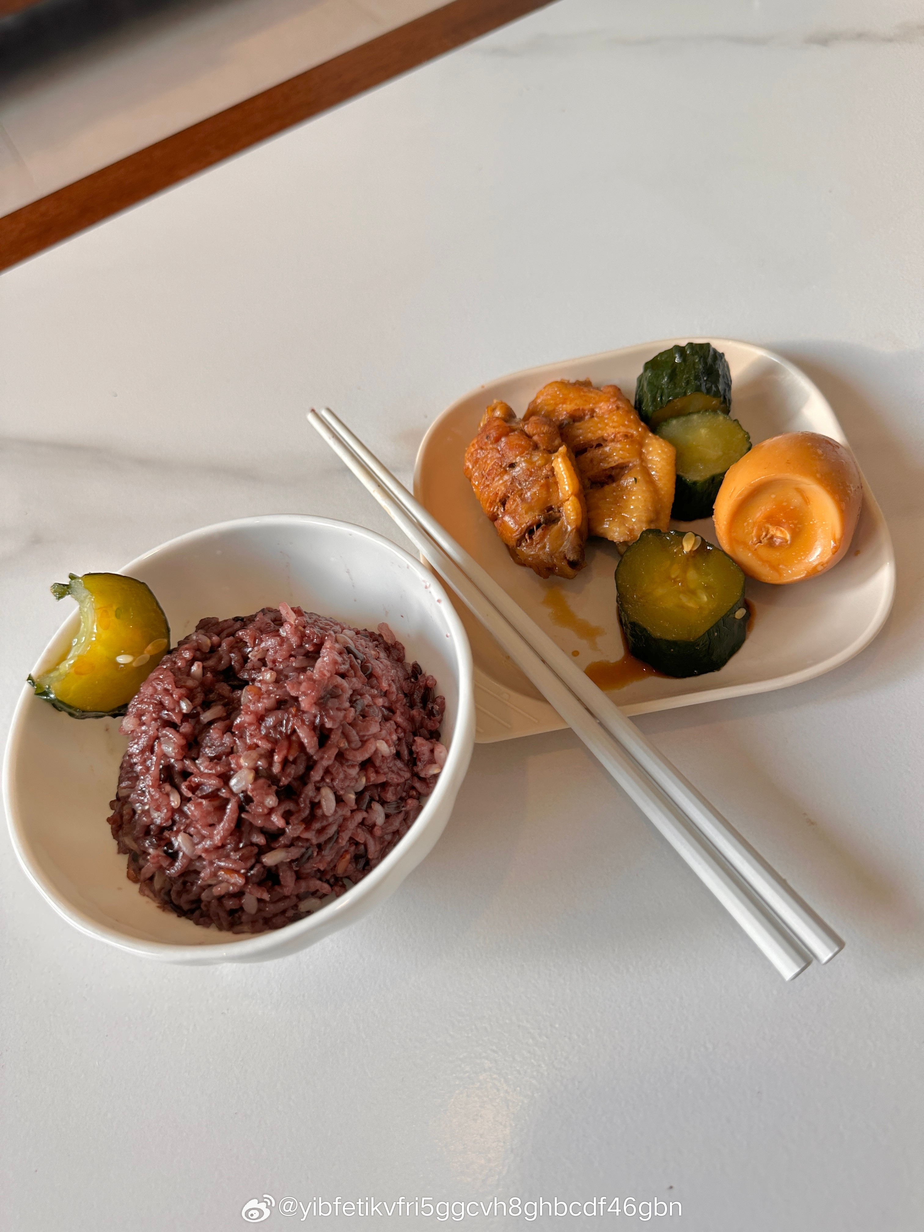 今天晚上吃这个！卤了鸡翅鸡蛋和黄瓜！本来还想做泡菜豆腐汤但是太累了！洗碗洗的！感