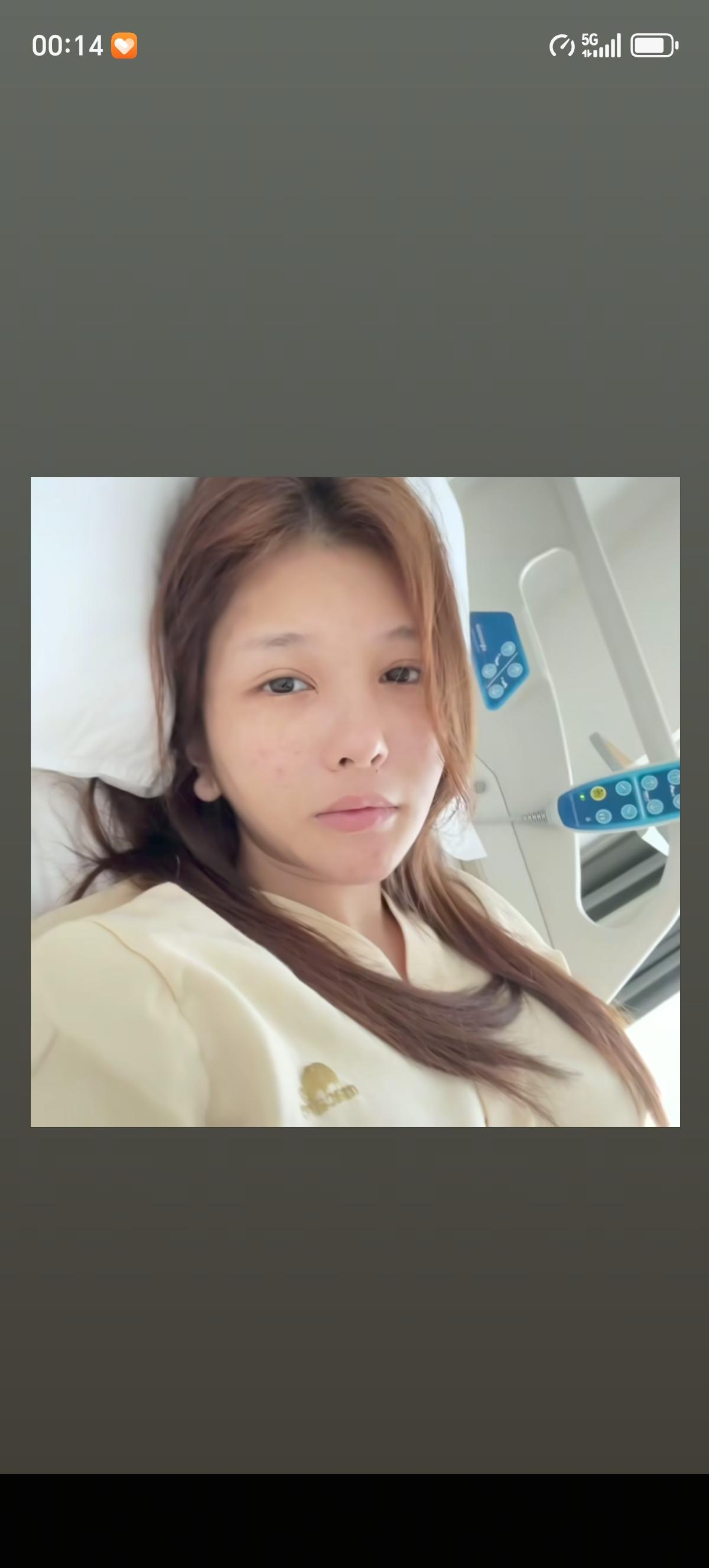 何婧婧和老公许浩晨刚宣布自己怀孕8周零3天不久，到怀孕10周时就查出来她胎停在8