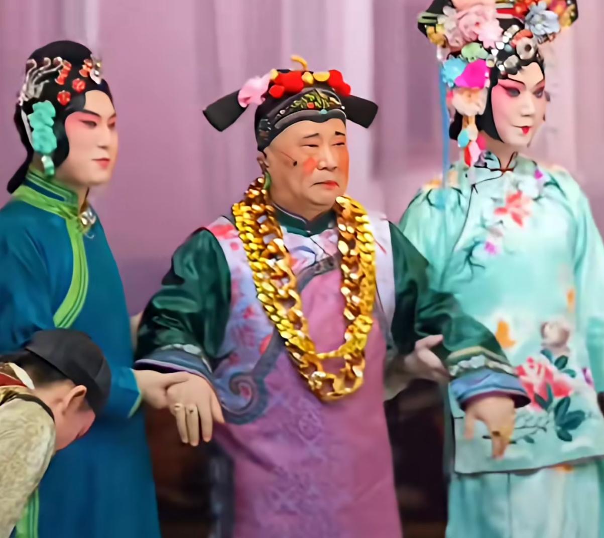 郭德纲这是打算主攻丑角了吗？近期不少观众觉得观感怪异，扮相、着装、台上念白谈吐