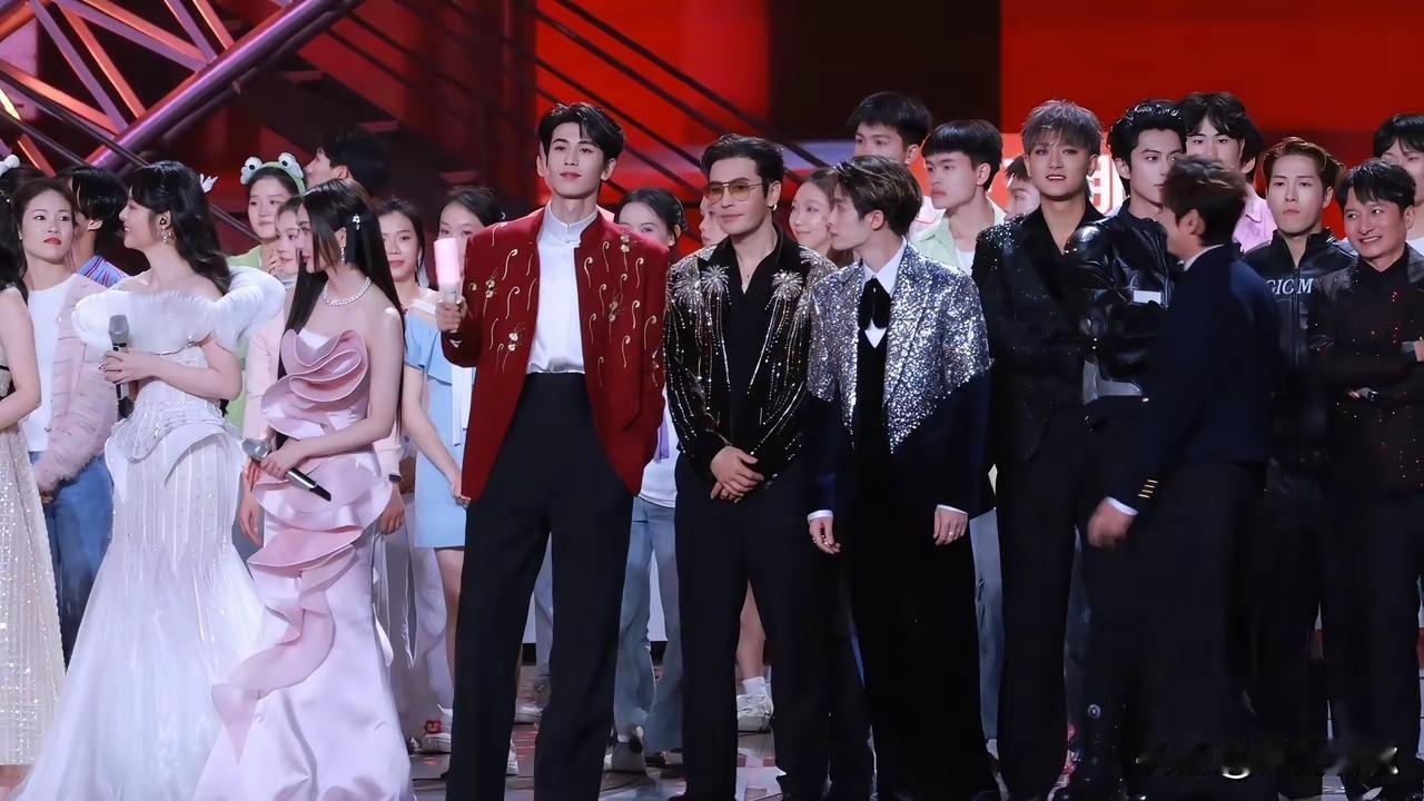 黄晓明的身高堪称世纪谜团谜底就藏在下面这几点之中他自己的鞋垫与鞋跟其他同框