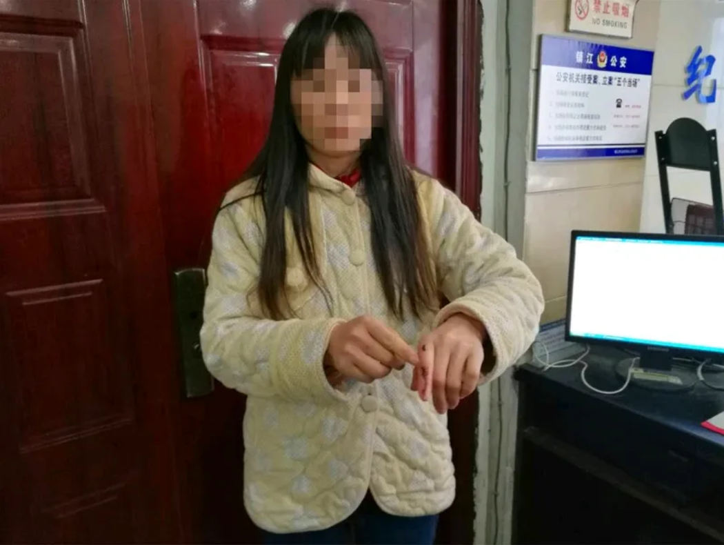 被辞退原民办教师刘某今年69岁了，小学文化程度，20多岁时做了村妇女主任的上门女