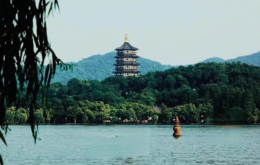 可能从表面上来看，苏州和杭州都是产业发达，到处都有工业园区、