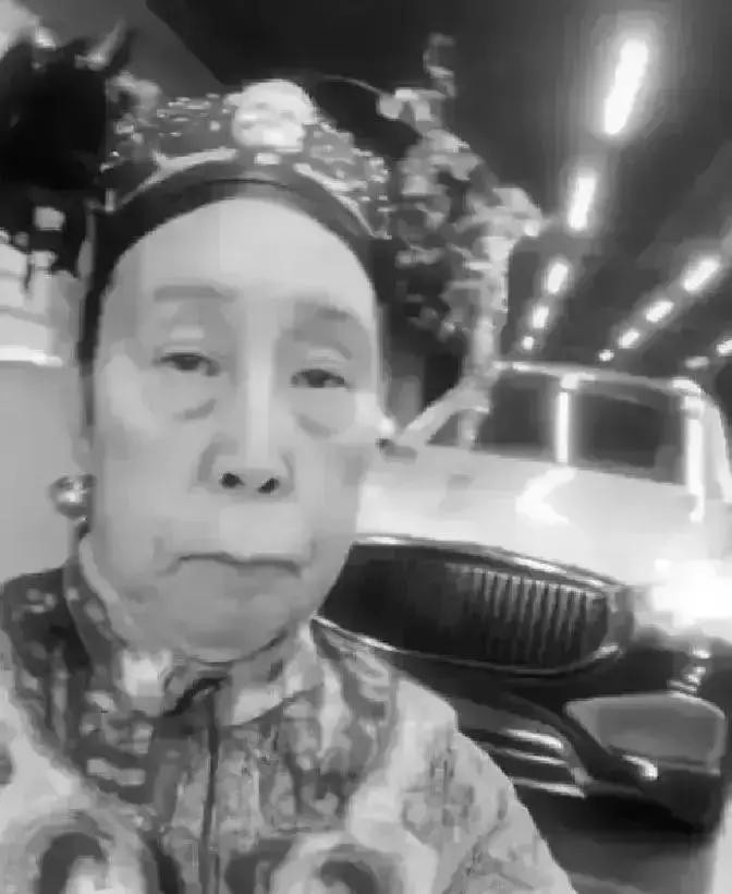 1900年，慈禧狼狈逃窜至山西首富乔家，临行时，慈禧让乔家借她10万两，乔致庸扑通一声跪倒在地：“3