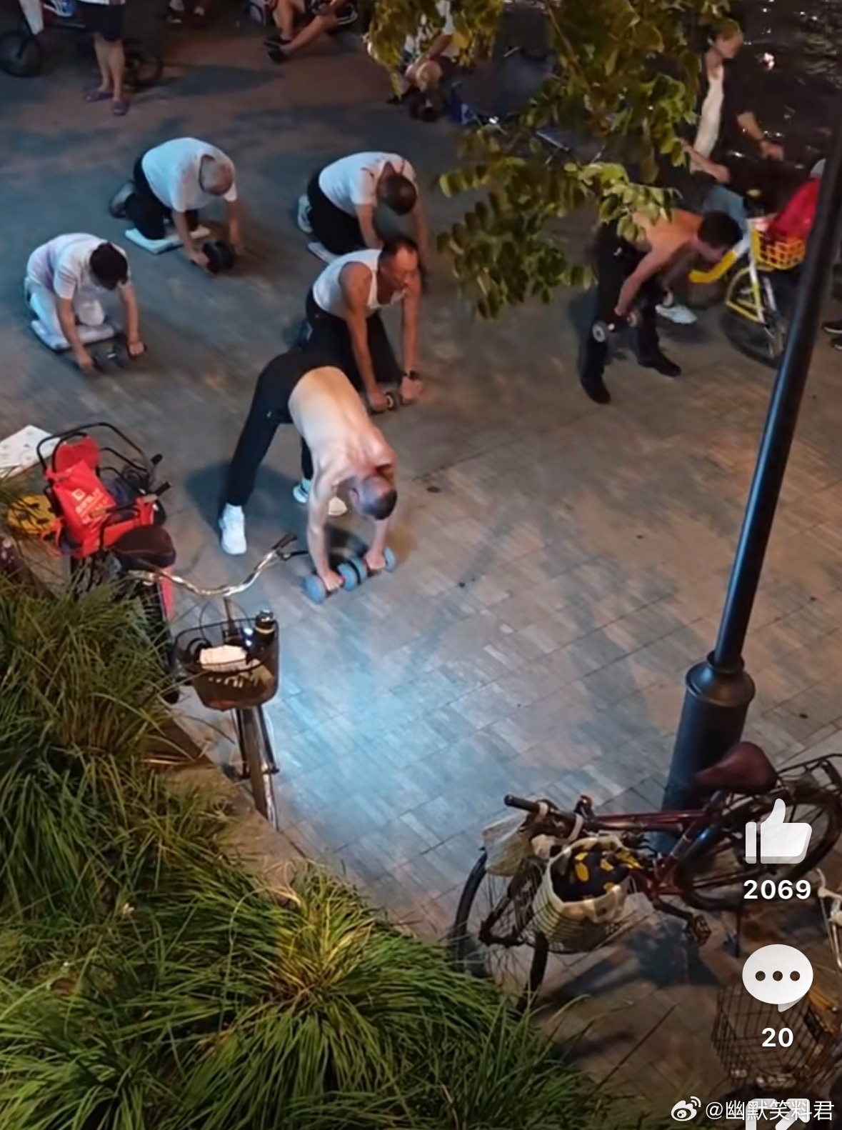 不给大爷们搞点草药磨磨可惜了咱就是说天津大爷这磨草药的姿势还是挺标准的