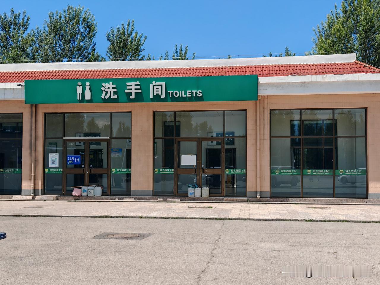 你发现了一个奇怪的现象了吗！几乎所有高速公路服务区的厕所正门都是关闭的！你要