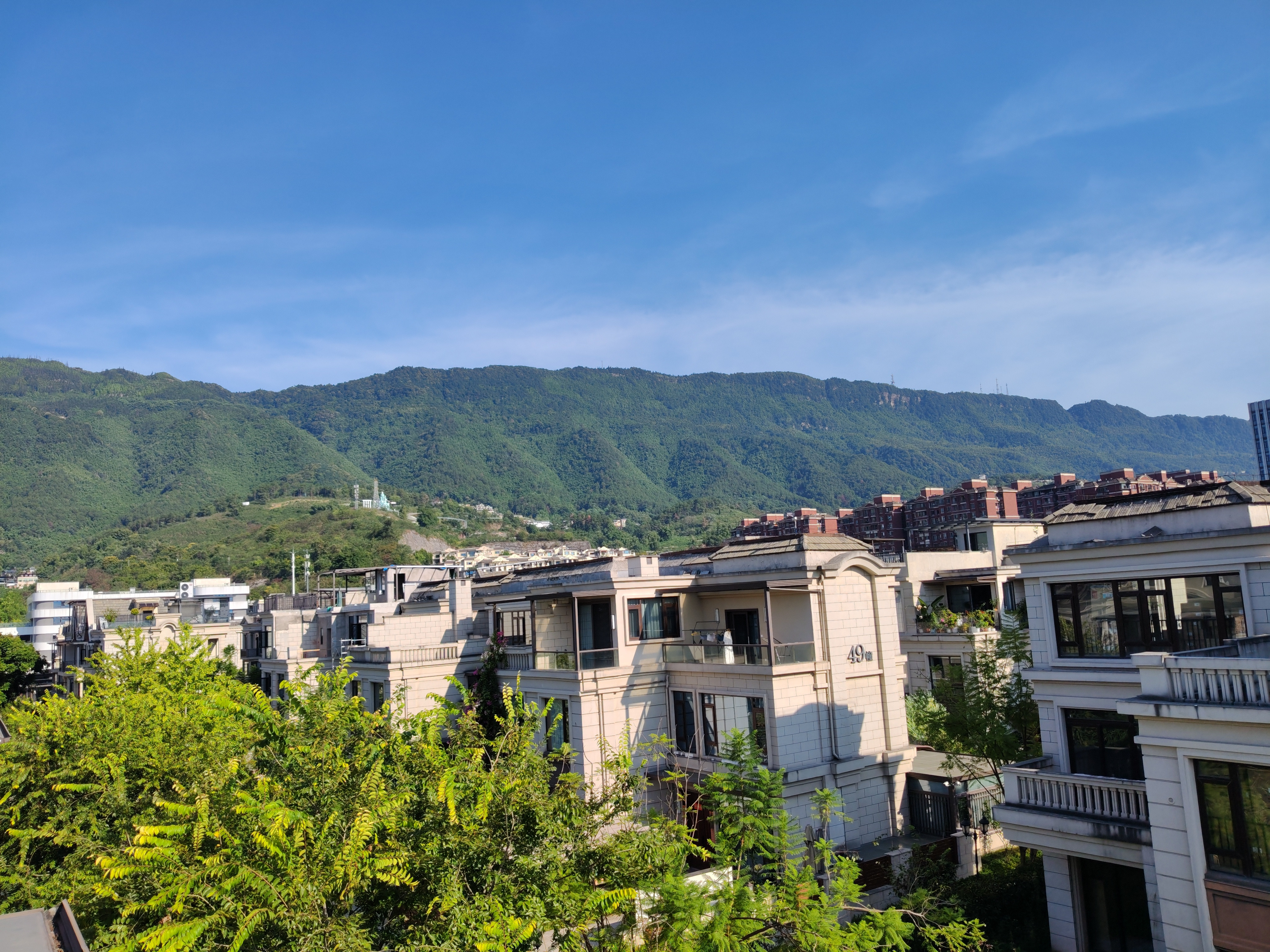 我记得2022年夏天北碚缙云山失火，重庆特别热，是极端的高温大旱，天天早晨起来气温就已经达到36度左