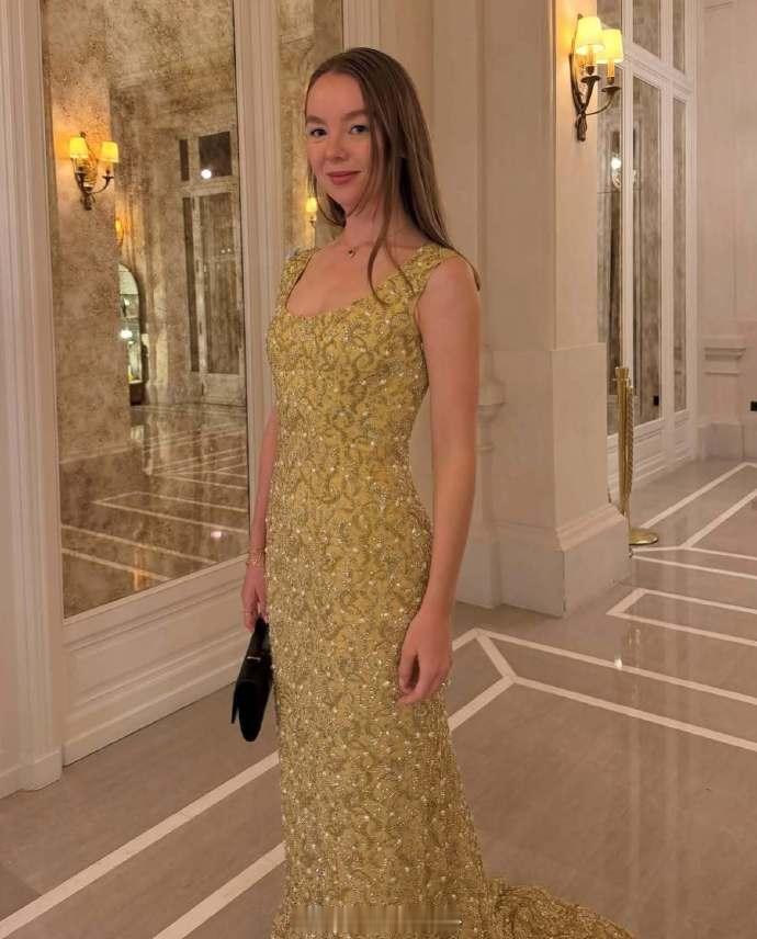 前两天摩纳哥卡洛琳公主的小女儿亚历珊德拉在ins晒照，大概是穿着经典黄色的纪梵希