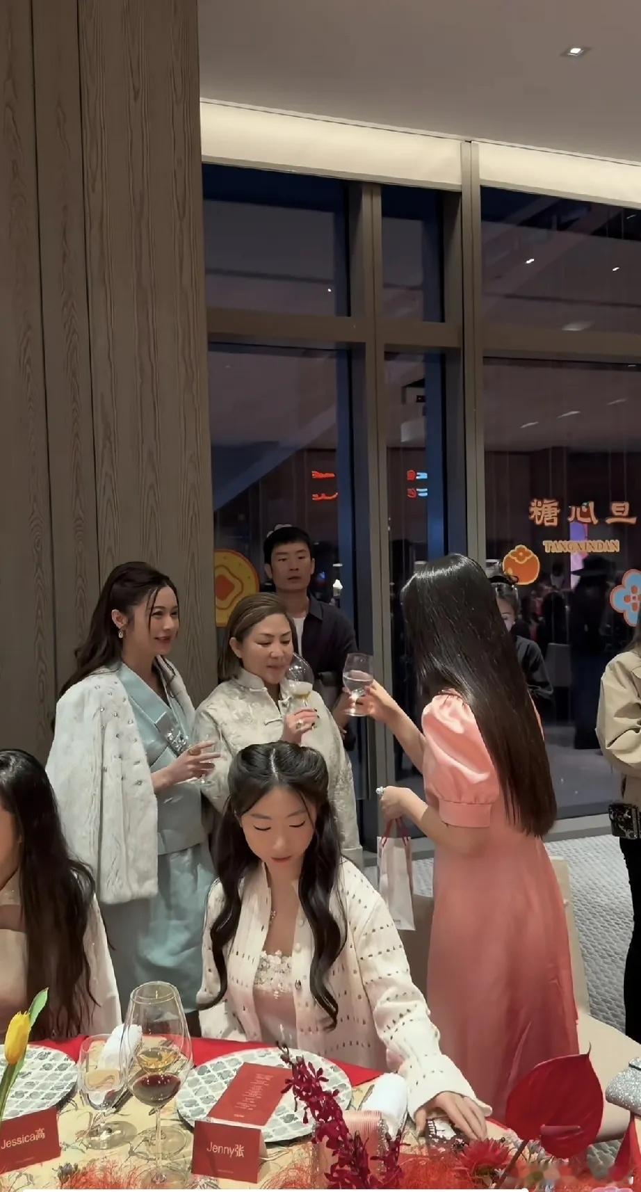 李湘和王诗龄都太难了，李湘为了提携王诗龄，亲自下场和资深设计师李玲套近乎热聊之后