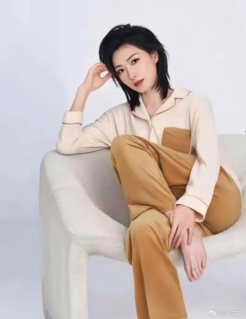 万茜气质温婉动人，眉眼间尽显独特风韵，颜值魅力格外出众
