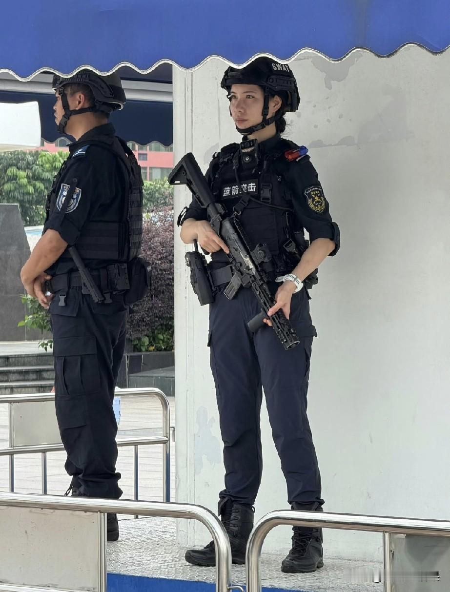 英姿飒爽，这是什么新武器，第一次见这款冲锋枪。但是仔细看看，特别是弹匣，怎么是