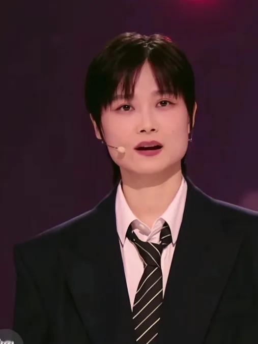 李宇春的妈妈是如何教出这么优秀的女儿呢？在娱乐圈迭代速度飞快的当下，李宇春从