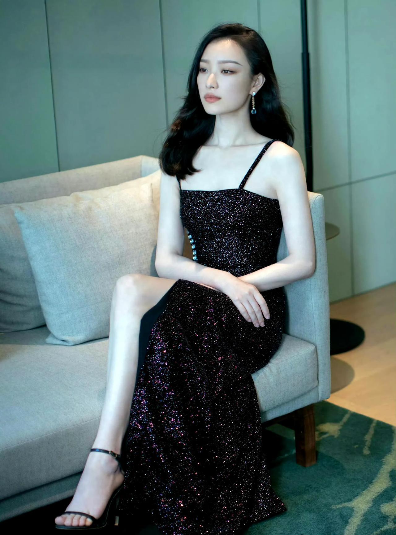 #倪妮#一袭星芒缀染的吊带礼裙，裁撷暗夜流光缠绕身型。肩颈舒展成诗意弧面，开衩