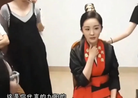 有次，杨幂看见桌子上有个烧水壶，一脸嫌弃地说“这都什么年代了，怎么还有人用这个？