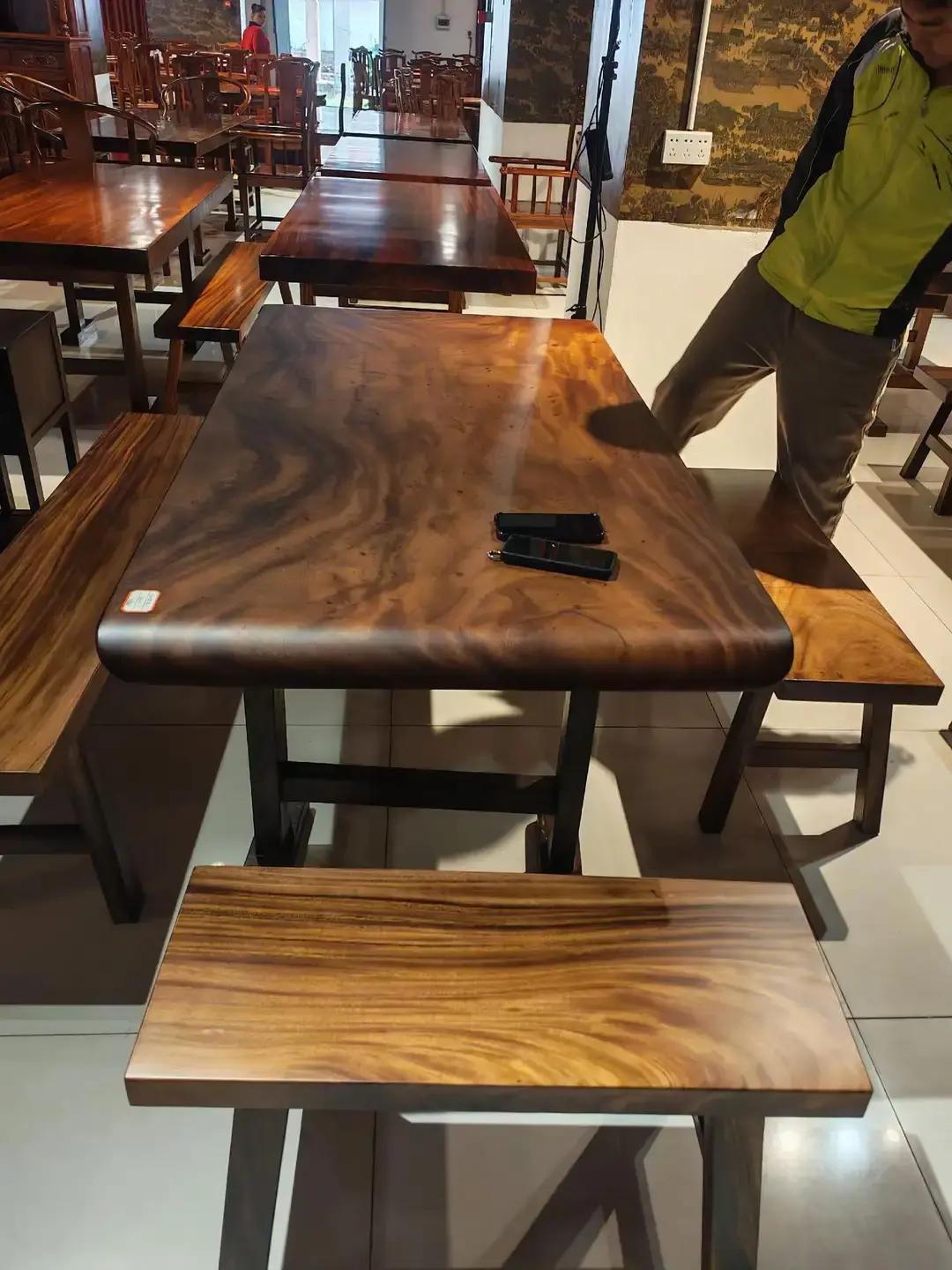 胡桃木家具敢卖5500？你第一反应是“捡漏”还是“踩坑”？我蹲了三年家具厂