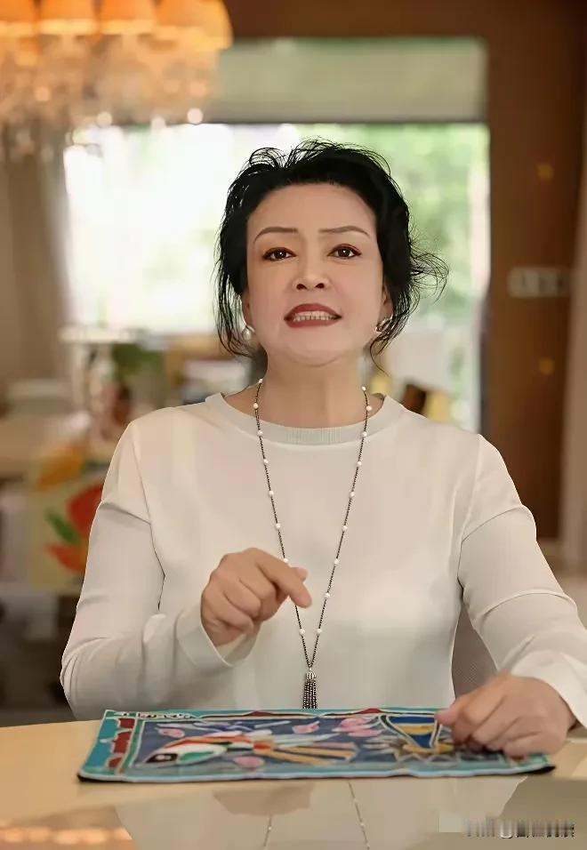看看这娘俩的做派尤其是自称企业家的奶奶前脚孩子爸明确说了孩子不想被拍不想