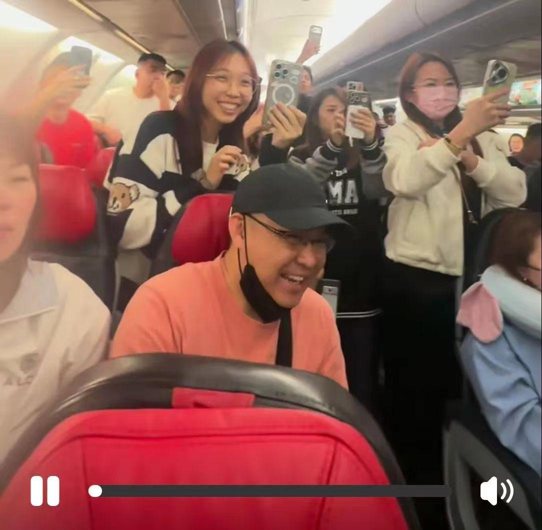 这段亚航D7809（重庆—吉隆坡）客舱争执视频，已然彻底出圈。不仅新马