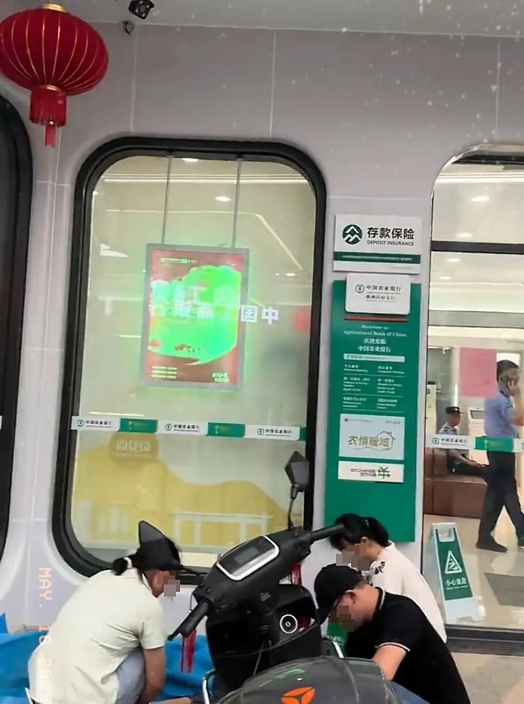 老人银行取款身亡事件最新后续来了：银行向家属支付10万慰问金，家属不再追究责任！