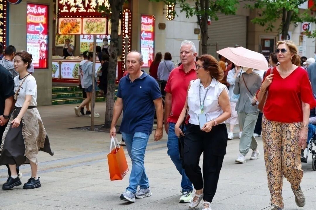 外国人扎堆来中国“暑期游”! 来自这个国家的游客增长近10倍