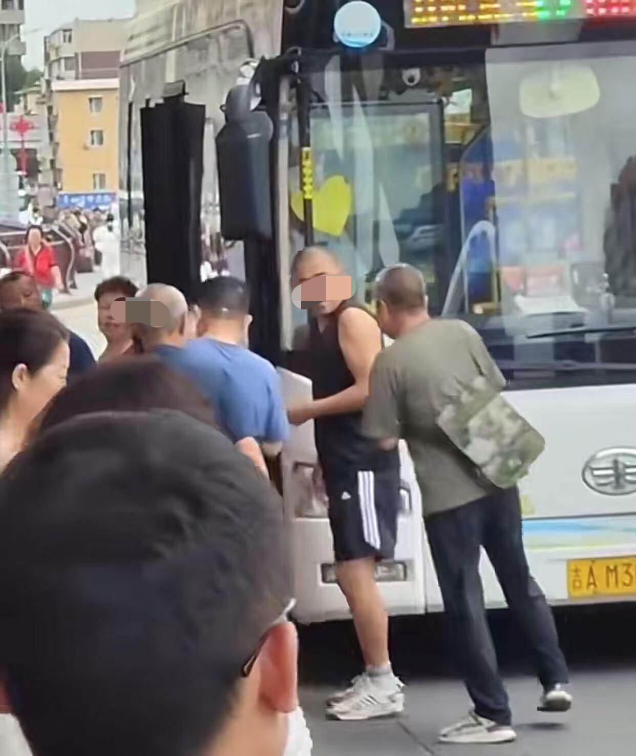 吉林长春！一辆满载乘客的公交车到站没打开车门，一名60多岁的大叔爆脾气上来了，