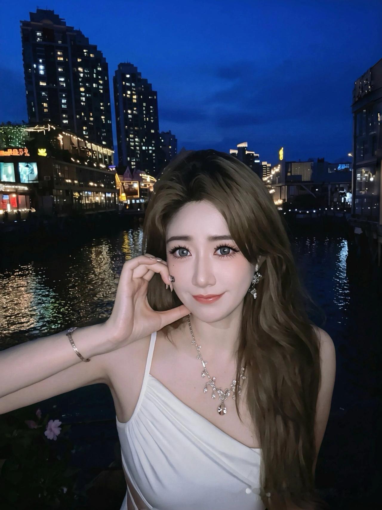 夜色真美，美得令人沉醉。黄昏过后，太阳的金光被无边黑布掩盖，月亮登场，洒下银纱