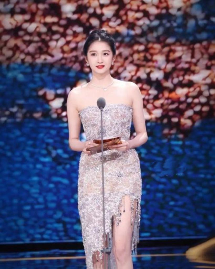 关晓彤终于在红毯上“逆袭”了！白玉兰奖斜肩高定礼服凸显大长腿，冷艳妆容获赞“封神